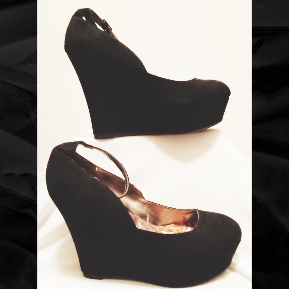 TR Madden Girl ~  Black Velveteen Razorr Wedges - EUC